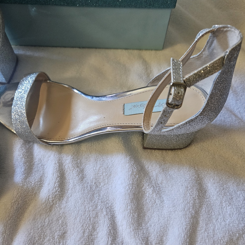 Betsy Johnson Elegant Silver Glitter Women's Sandals - Size 9 1/2 - 2" Heels - Picture 5 of 10